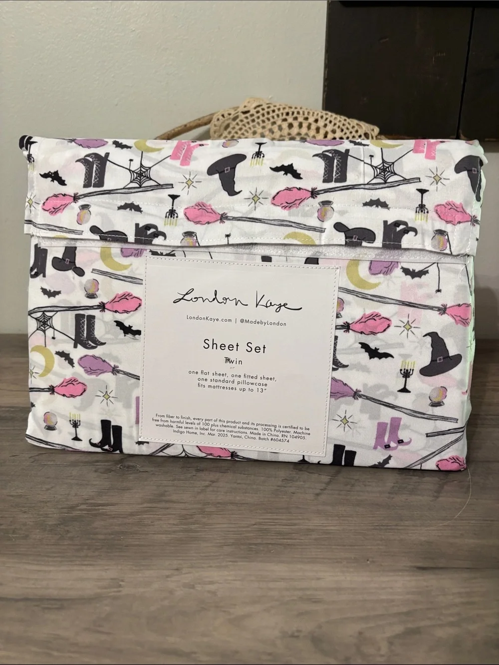 New! LONDON KAYE Witches Boots, Bats TWIN SIZE HALLOWEEN Sheet Set